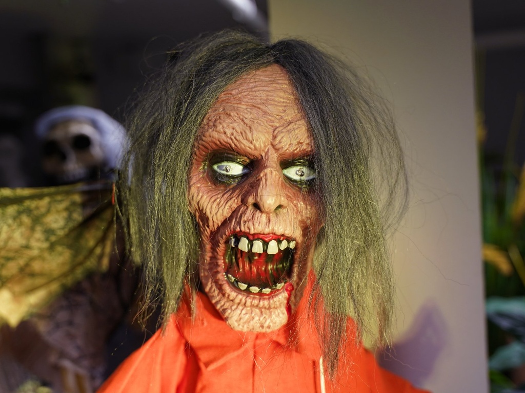 Prisoner Sirius - animated - 40 x 60 x 85 cm